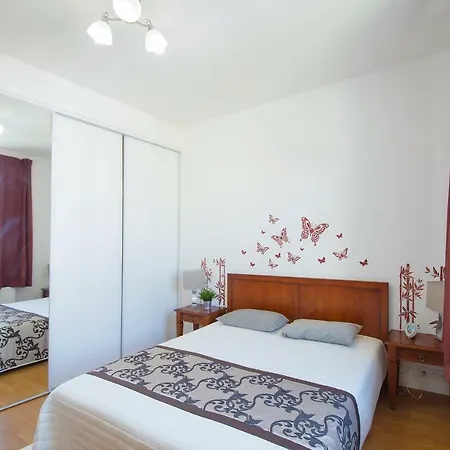 Modern Zborovska Apartment Prague